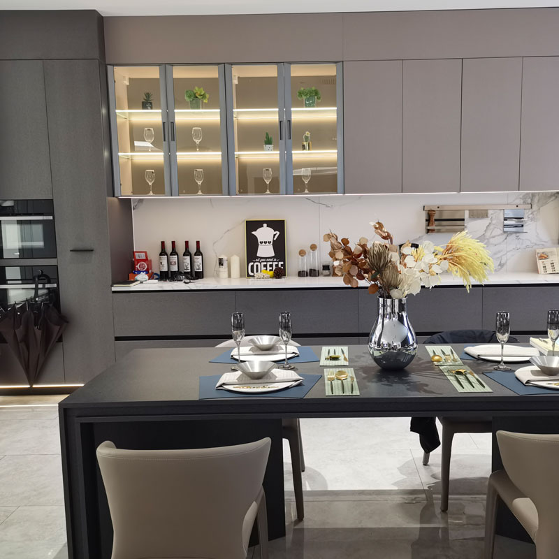 식당 캐비닛은 현대식 고향 공간을 어떻게 변형합니까?